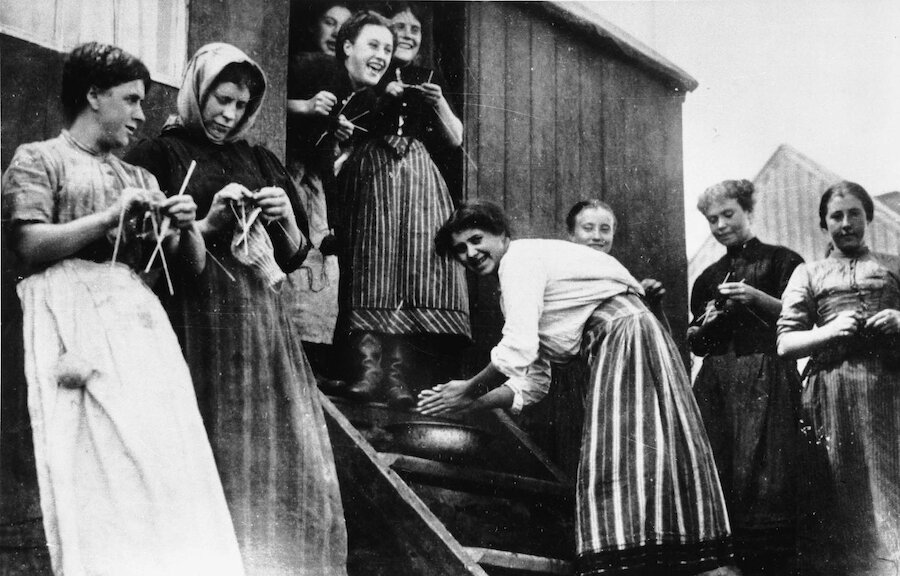 A group of Shetland's 'gutter girls' | Shetland Museum and Archives