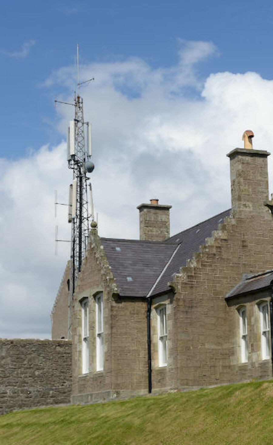 Perez shouldn't have any problem with his signal at the Police Station: the mast is in the back yard (Courtesy Alastair Hamilton)