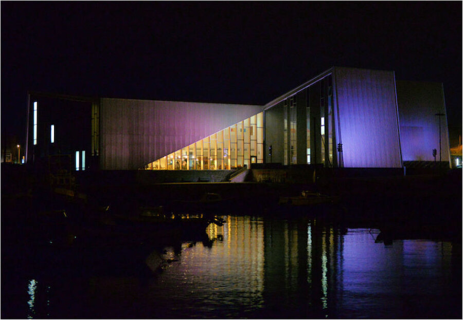 Mareel, the arts centre, houses a concert hall, two cinemas, an attractive café-bar and audio and video production facilities which allow worldwide live streaming of events.