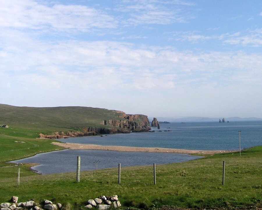 Braewick in Eshaness with Da Drongs in the background