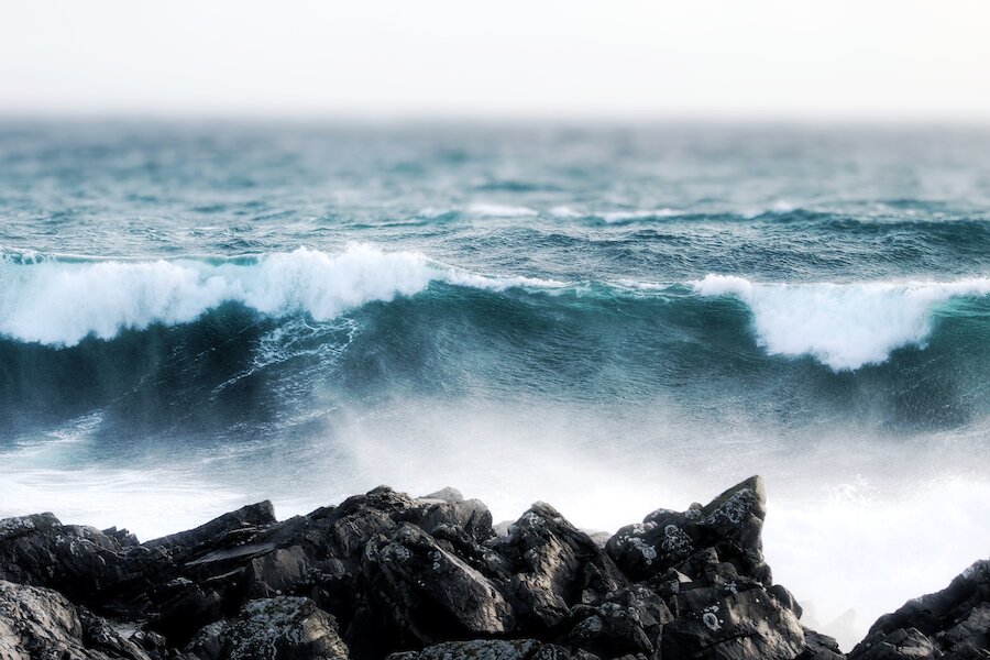 Crashing waves at the Ness of Burgi
