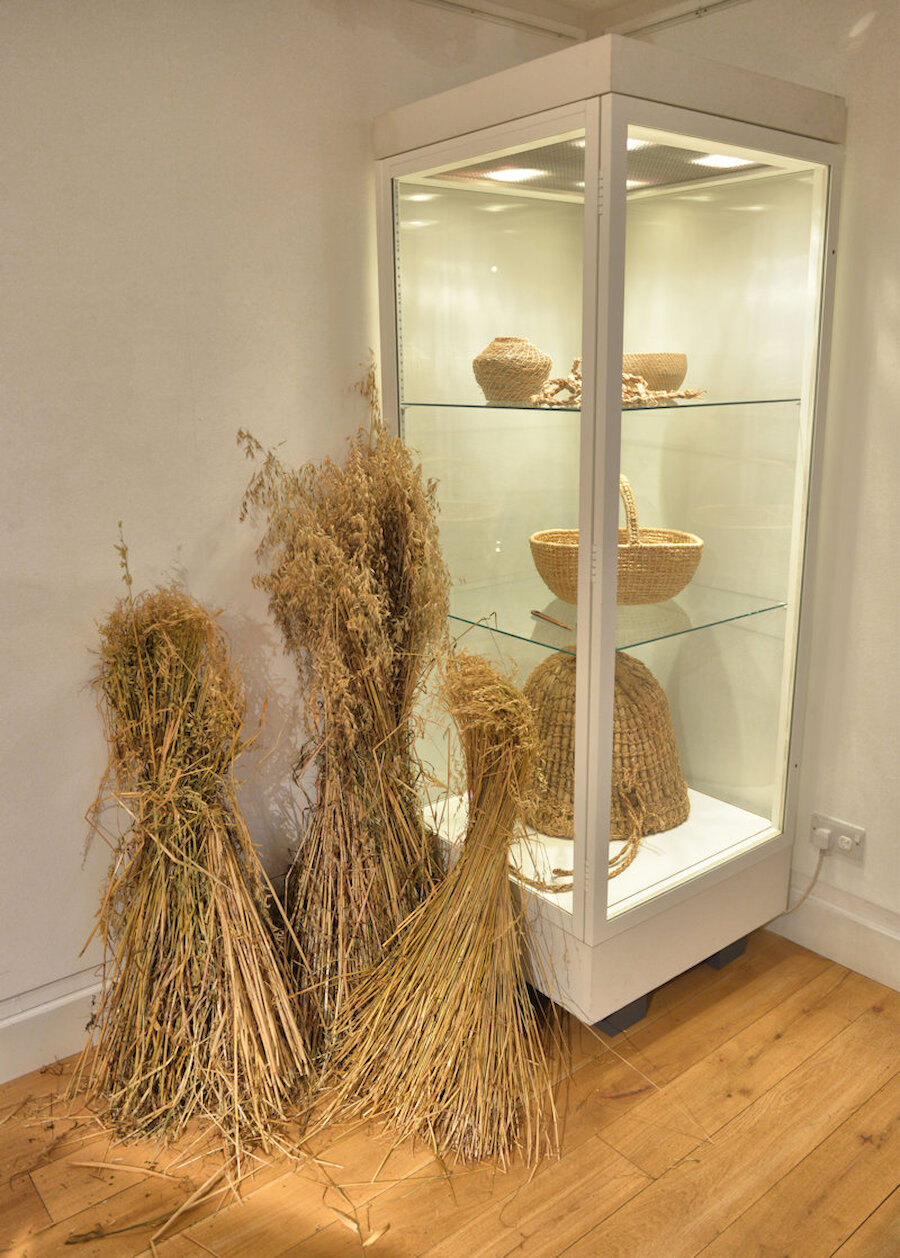 Oat straw - grown only in very small quantities - is used for basketry as well as chairs.