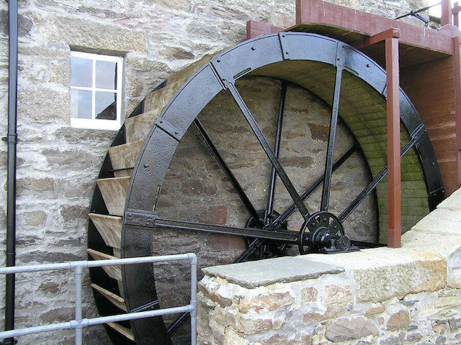 The overshot water wheel at Quendale Mill (Courtesy of and Copyright Robbie, Creative Commons Licence 1789922 c14bf9ed)