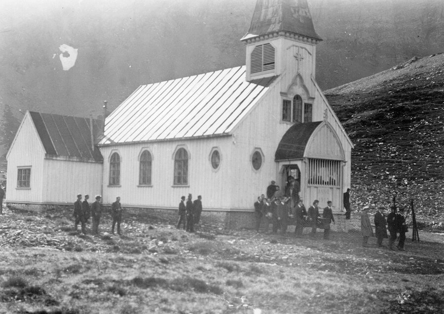 The funeral service leaving Grytviken Church. | (c) Thomas Binnie