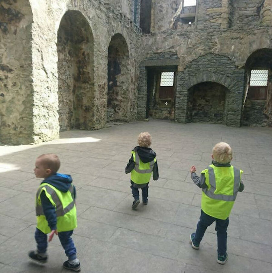 Young explorers in Scalloway Castle (Courtesy Hame Fae Hame)