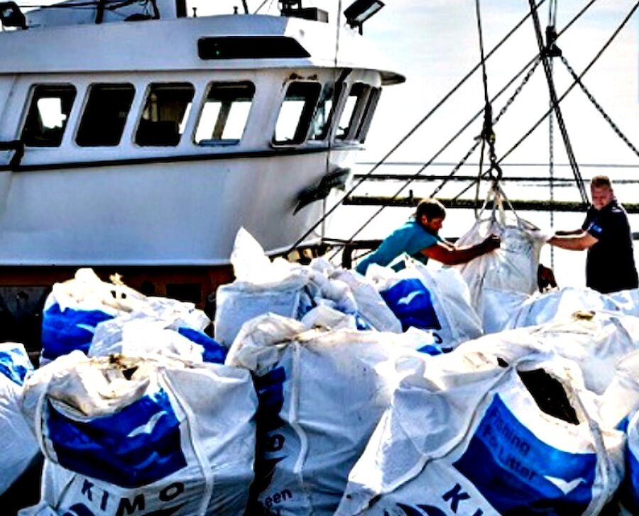 Fishing boats are provided with special bags in which to bring litter ashore. | KIMO