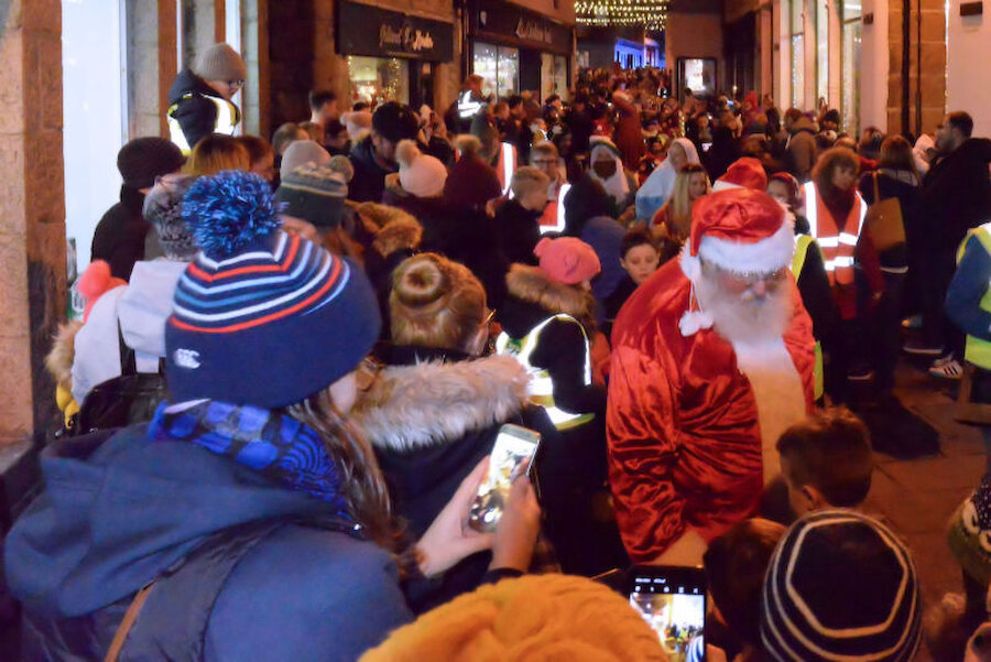 Large crowds gathered to welcome Santa (Courtesy Alastair Hamilton)