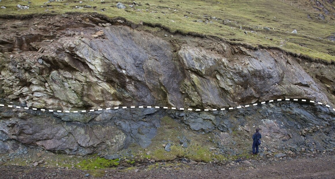 Metamorphosed lavas on top of graphitic phyllite