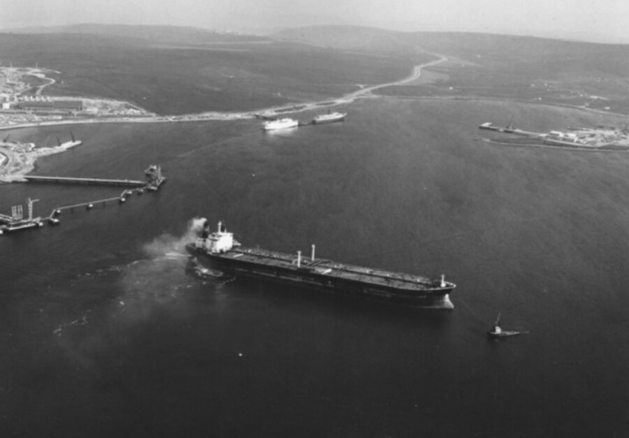 The tanker 'Litopia' is turned by tugs. | Arnold Leask and David Manson