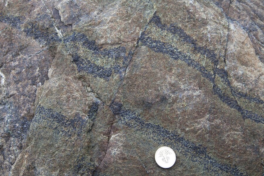 Bands of chromite with dunite. | Shetland Amenity Trust