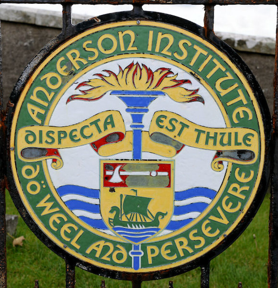 The motto on the old school gates (Courtesy Alastair Hamilton)