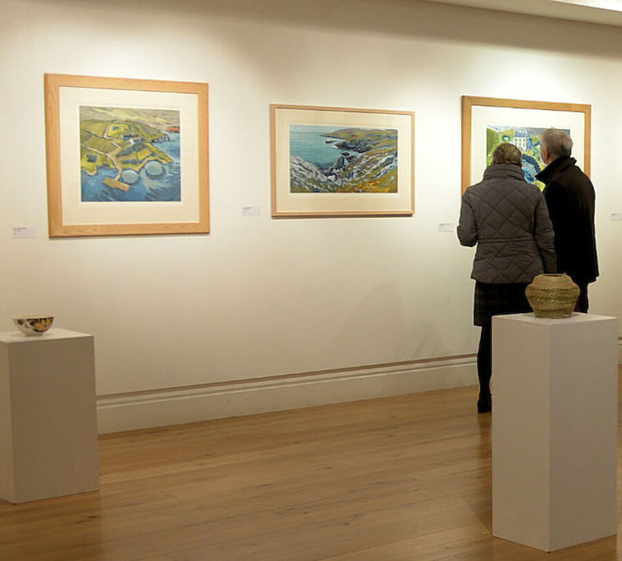 Gallery visitors discuss Carolyn Dixon's work.