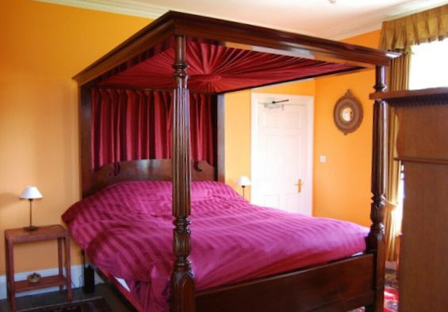 Another of the guest rooms, this time featuring a four-poster (Courtesy Burrastow House Hotel)
